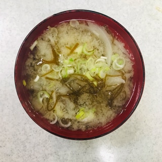 もずくと玉ねぎの味噌汁